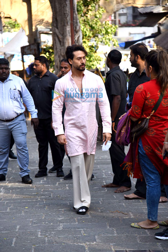 photos tiger shroff and tara sutaria snapped promoting heropanti 2 at babulnath mandir 7
