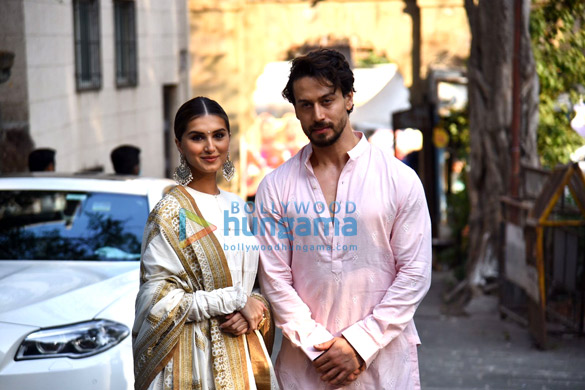 photos tiger shroff and tara sutaria snapped promoting heropanti 2 at babulnath mandir 9