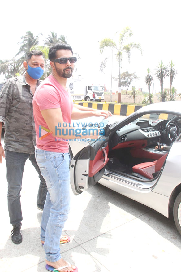 Photos: Varun Dhawan spotted in the city taking a car ride with Hakim’s Aalim Photos: Varun Dhawan spotted in the city taking a car ride with Hakim’s Aalim