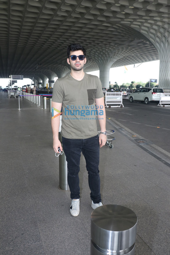 photos vicky kaushal neha dhupia and karan deol snapped at the airport 6