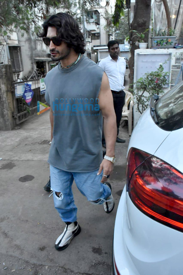 photos vidyut jammwal and nandita mahtani snapped in bandra 1