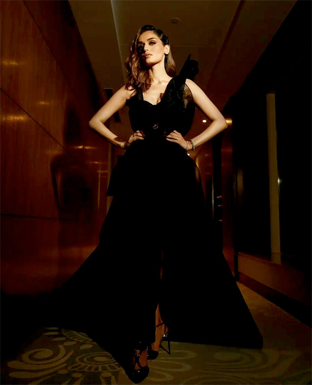 Prithviraj debutante Manushi Chillar is a classic bombshell in an all-black plunging neckline ruffled bodycon gown Prithviraj debutante Manushi Chillar is a classic bombshell in an all-black plunging neckline ruffled bodycon gown