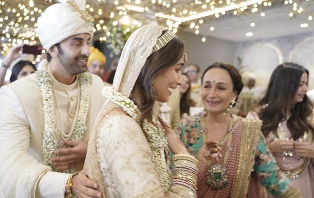Soni Razdan shares an emotional photo from Ranbir Kapoor and Alia Bhatt's wedding Soni Razdan shares an emotional photo from Ranbir Kapoor and Alia Bhatt's wedding