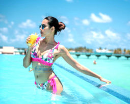 Celebrity Photo Of Sonnalli Seygall