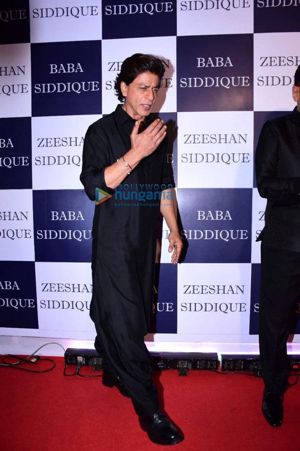 Shah Rukh Khan looks dapper in Pathani as he arrives for Baba Siddique's Iftaar party, watch video