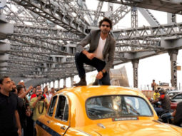 Bhool Bhulaiyaa 2: Kartik Aaryan poses on the roof of Kolkata’s famous yellow taxi at Howrah bridge, celebrates Rs. 100 cr success amidst ‘Amije Tomar’ song launch