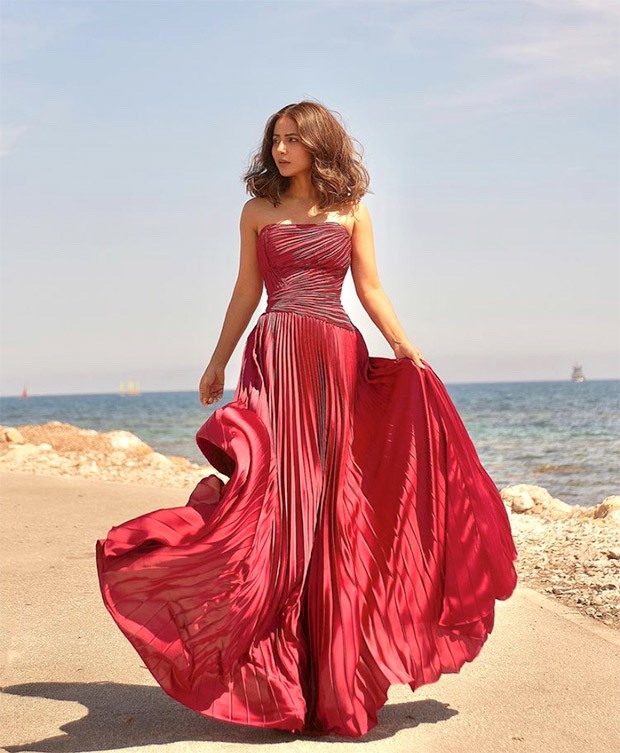 Cannes 2022: Hina Khan makes exquisite appearance in crimson patterned strapless gown at the French Riviera 