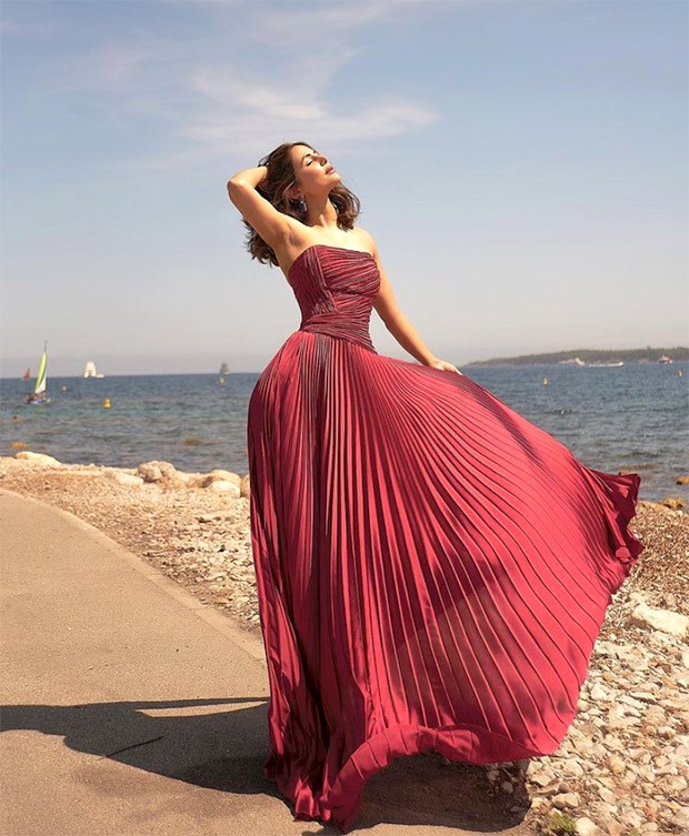 Cannes 2022: Hina Khan makes exquisite appearance in crimson patterned strapless gown at the French Riviera 