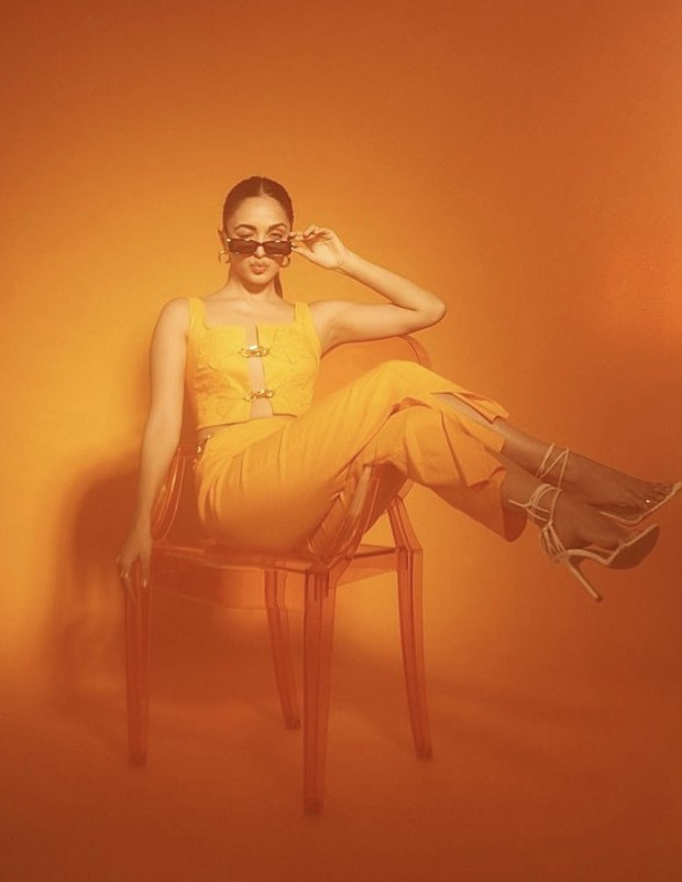 Kiara Advani shines bright in yellow crop top and pants worth Rs. 43,100 for Bhool Bhulaiyya 2 promotions Kiara Advani shines bright in yellow crop top and pants worth Rs. 43,100 for Bhool Bhulaiyya 2 promotions