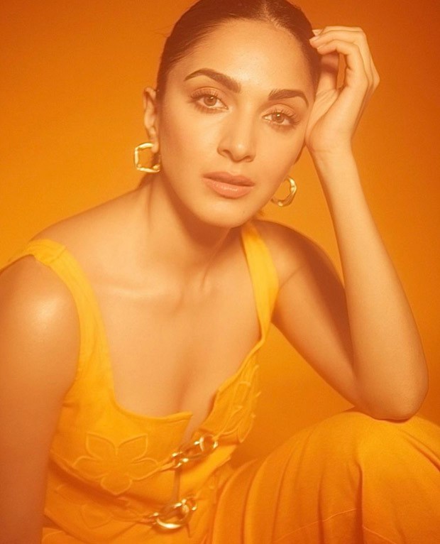 Kiara Advani shines bright in yellow crop top and pants worth Rs. 43,100 for Bhool Bhulaiyya 2 promotions Kiara Advani shines bright in yellow crop top and pants worth Rs. 43,100 for Bhool Bhulaiyya 2 promotions