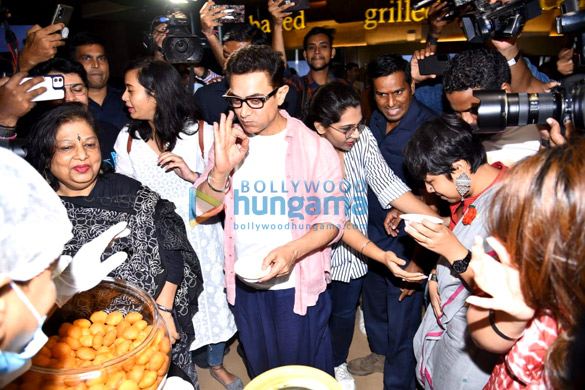 photos aamir khan snapped at the trailer preview of laal singh chaddha 6