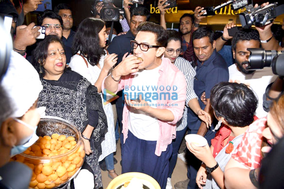 photos aamir khan snapped at the trailer preview of laal singh chaddha2 2