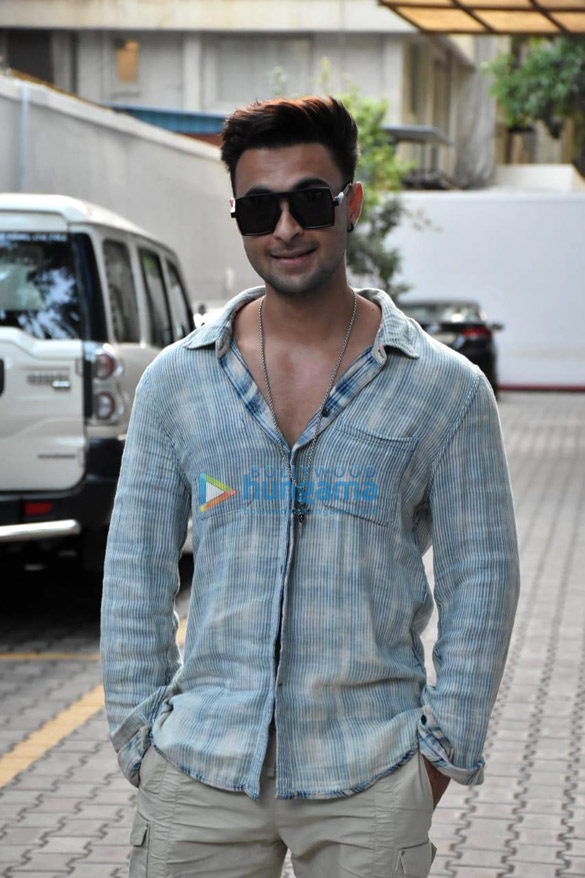 Photos: Aayush Sharma snapped at Ramesh Taurani’s office in Khar Photos: Aayush Sharma snapped at Ramesh Taurani’s office in Khar