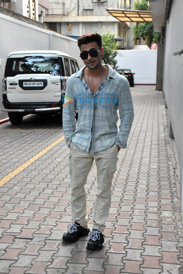 photos aayush sharma snapped at ramesh tauranis office in khar 5