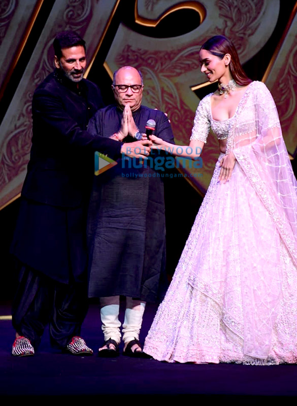 photos akshay kumar and manushi chhillar grace the trailer launch of prithviraj 2