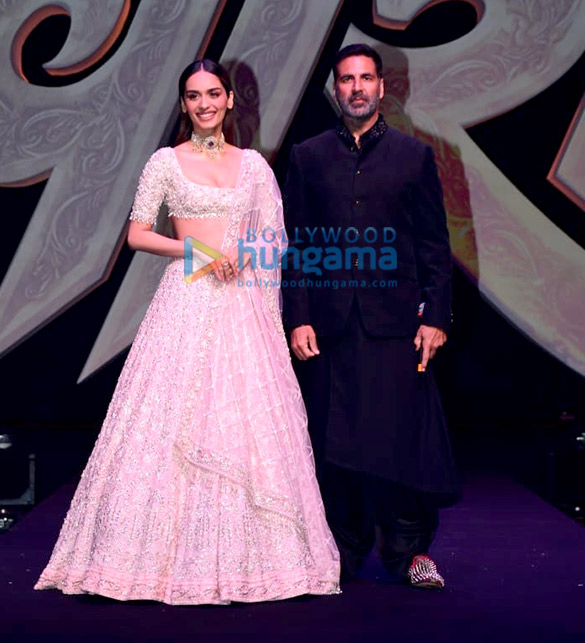 photos akshay kumar and manushi chhillar grace the trailer launch of prithviraj 6