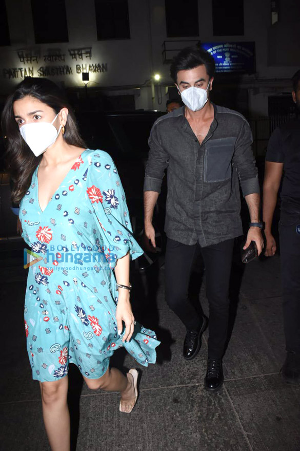 photos anil kapoor harsh varrdhan kapoor and others snapped at pali bhavan in bandra 2 3