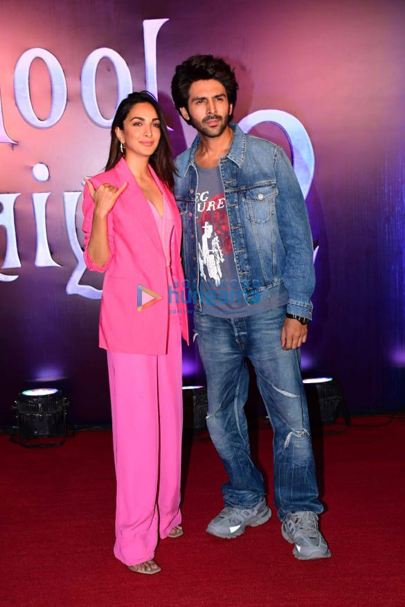 photos celebrities snapped attending the premiere of bhool bhulaiyaa 2 00