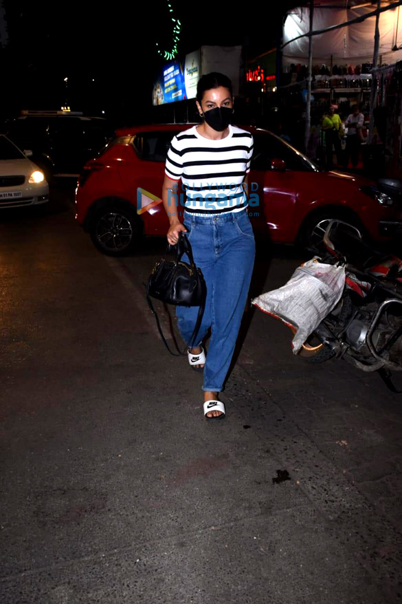 photos gauahar khan snapped at a store in mumbai 4