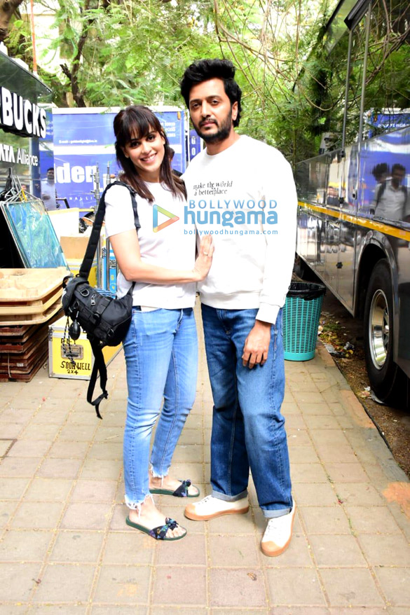 photos genelia dsouza and riteish deshmukh spotted at shoot location 2
