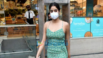 Photos: Janhvi Kapoor snapped at Foodmall