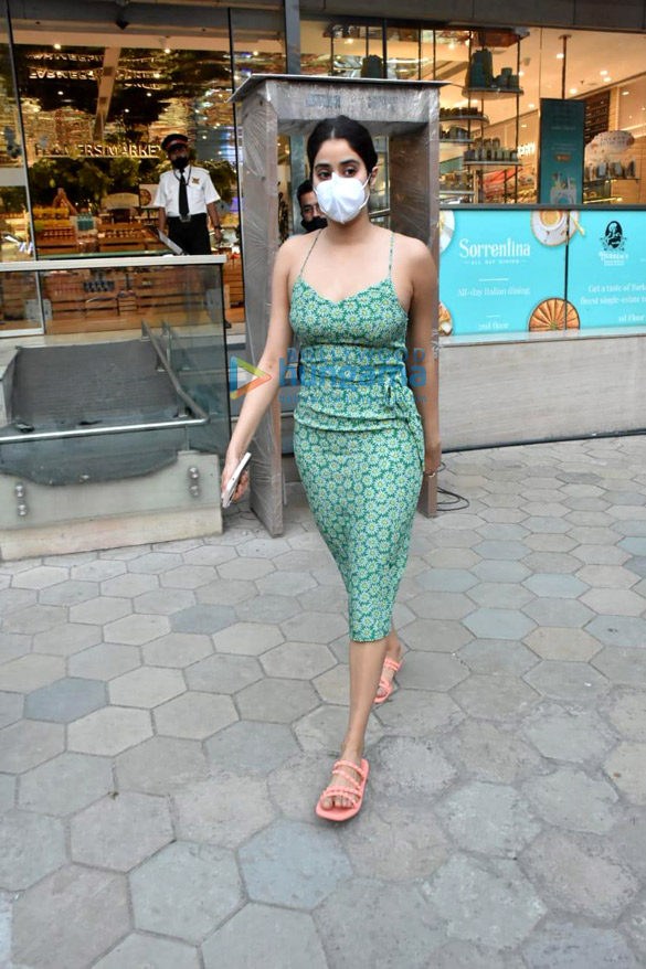 Photos: Janhvi Kapoor snapped at Foodmall Photos: Janhvi Kapoor snapped at Foodmall