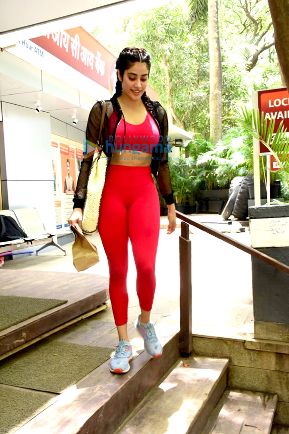 photos janhvi kapoor snapped in bandra 1 3