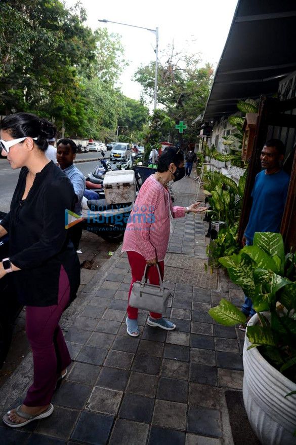 photos kajol snapped with her mom in juhu 3