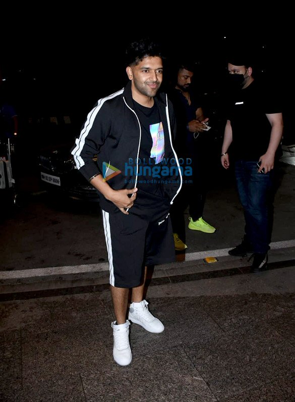 photos kangana ranaut pooja hegde abhishek bachchan aishwarya rai bachchan and others snapped at the airport 5