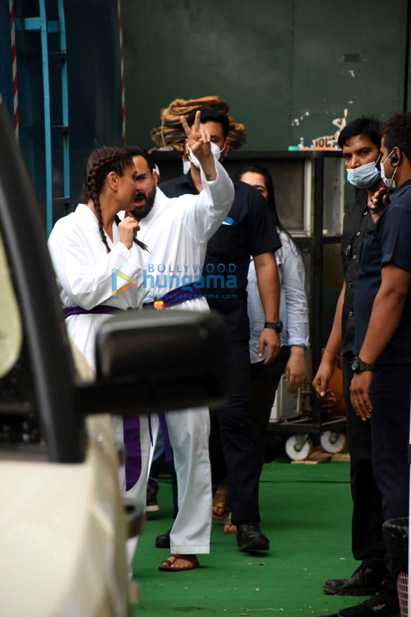 photos kareena kapoor khan and saif ali khan spotted during their shoot in juhu 2