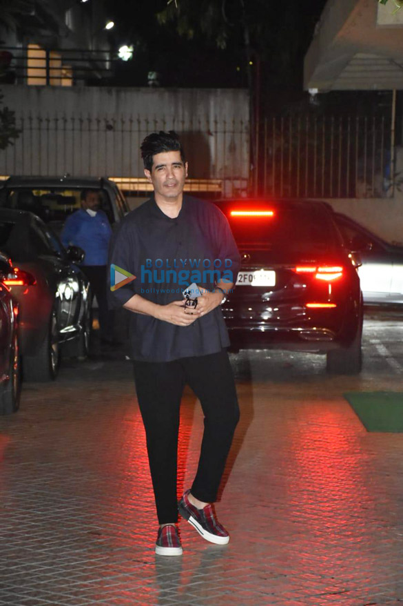 photos kareena kapoor malaika arora karan johar and other snapped at karisma kapoors house in khar for a dinner party 3
