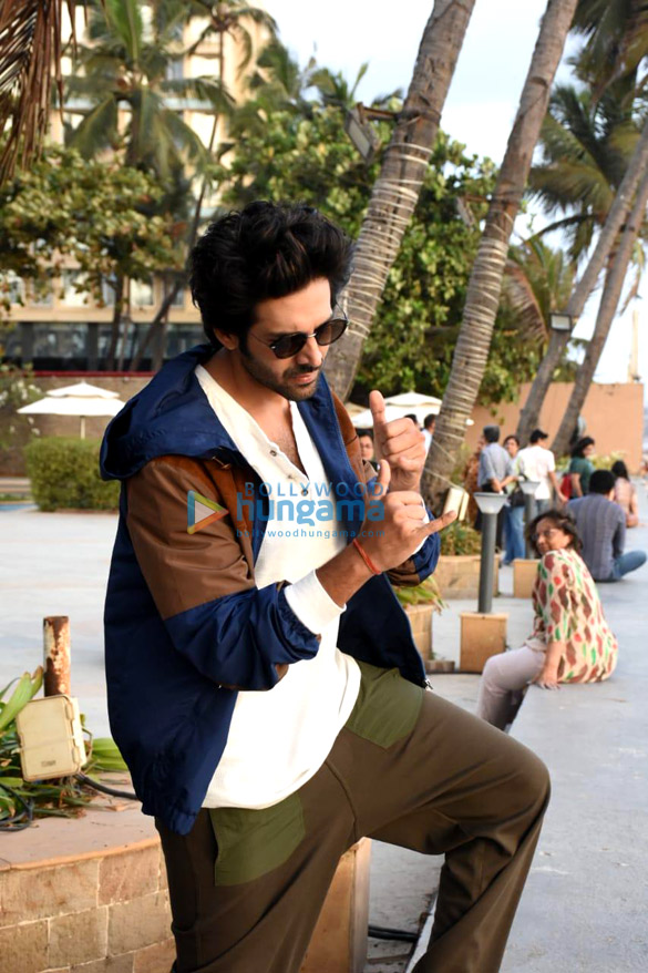 photos kartik aaryan bhushan kumar anees bazmee and others celebrate the success of bhool bhulaiyaa 2 in juhu 6