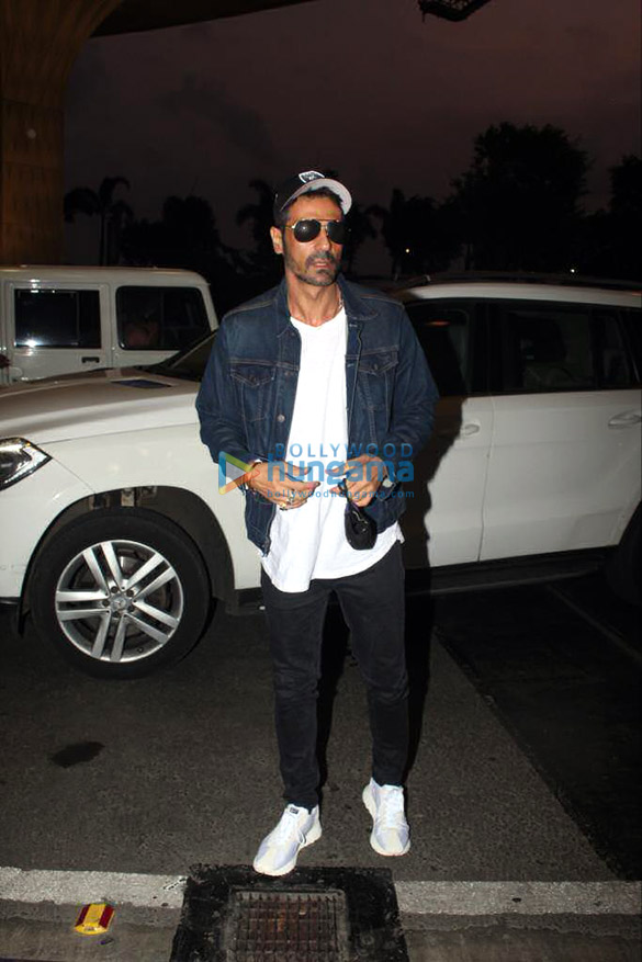 photos kartik aaryan kiara advani and arjun rampal snapped at the airport 3