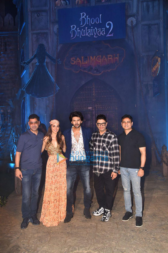 Photos: Kartik Aaryan, Kiara Advani and others snapped at Imagica for Bhool Bhulaiyaa 2 promotions Photos: Kartik Aaryan, Kiara Advani and others snapped at Imagica for Bhool Bhulaiyaa 2 promotions