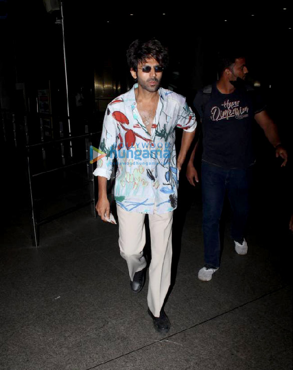 Photos: Kartik Aaryan clicks selfies with fans at the airport Photos: Kartik Aaryan clicks selfies with fans at the airport