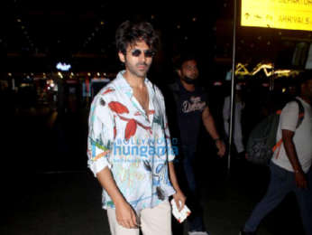 Photos: Kartik Aaryan clicks selfies with fans at the airport