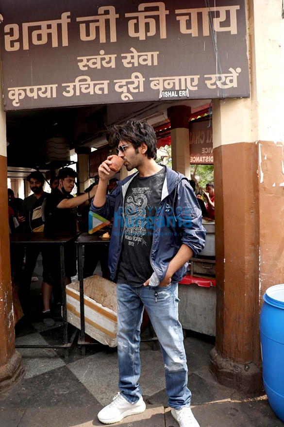 photos kartik aaryan enjoys morning tea in lucknow during bhool bhulaiyaa 2 promotions 4