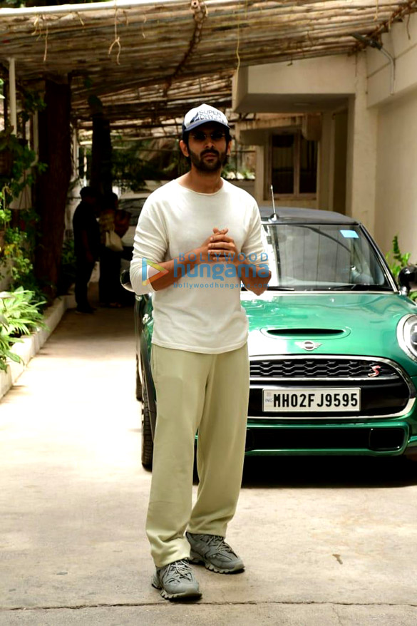 photos kartik aaryan snapped at a dubbing studio in juhu 1 4