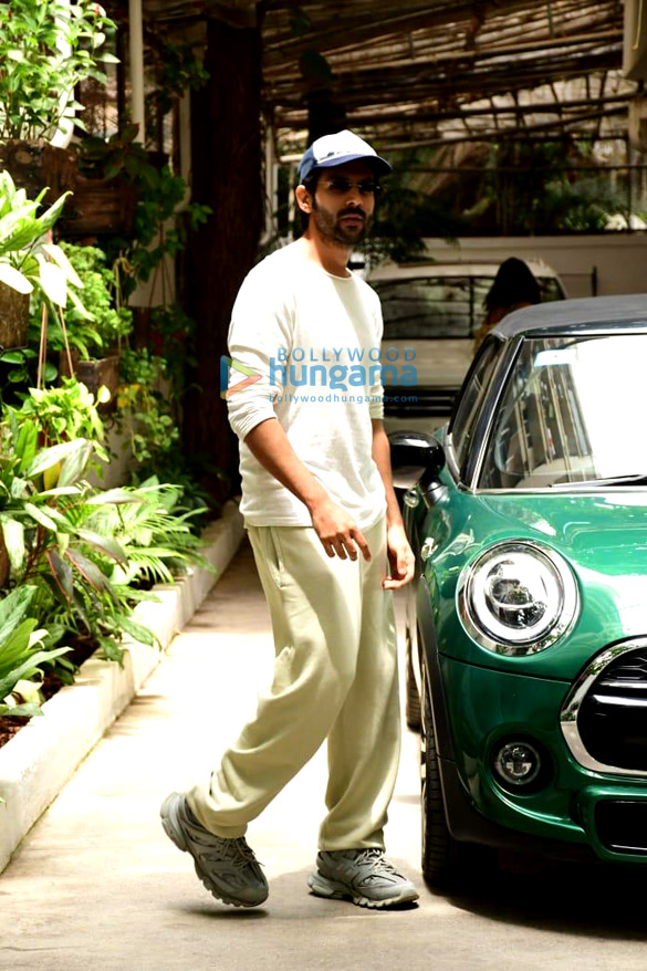 photos kartik aaryan snapped at a dubbing studio in juhu 3 4