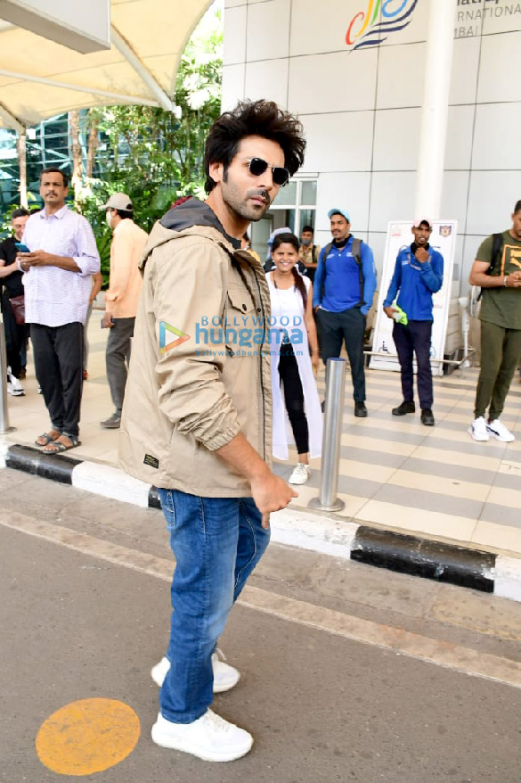 photos kartik aaryan snapped at the airport 2 2