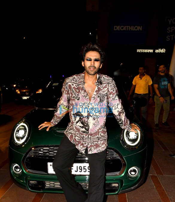 photos kartik aaryan snapped posing near his mini cooper s in bandra 5