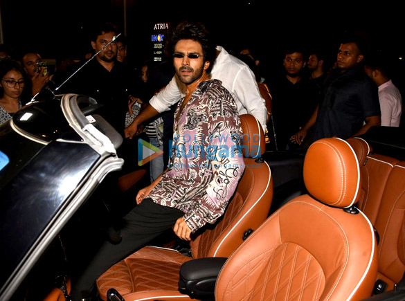photos kartik aaryan snapped posing near his mini cooper s in bandra 6