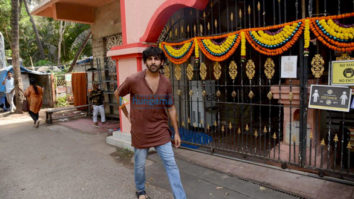 Photos: Kartik Aaryan snapped seeking blessings at the shani temple in Juhu
