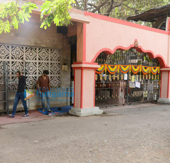 photos kartik aaryan snapped seeking blessings at the shani temple in juhu 2