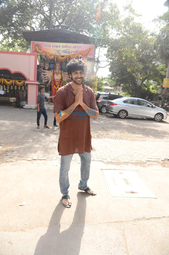 photos kartik aaryan snapped seeking blessings at the shani temple in juhu 3