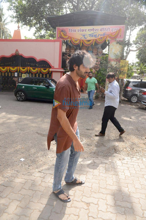photos kartik aaryan snapped seeking blessings at the shani temple in juhu 4
