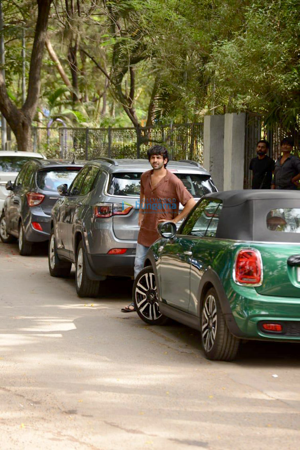 photos kartik aaryan snapped seeking blessings at the shani temple in juhu 5