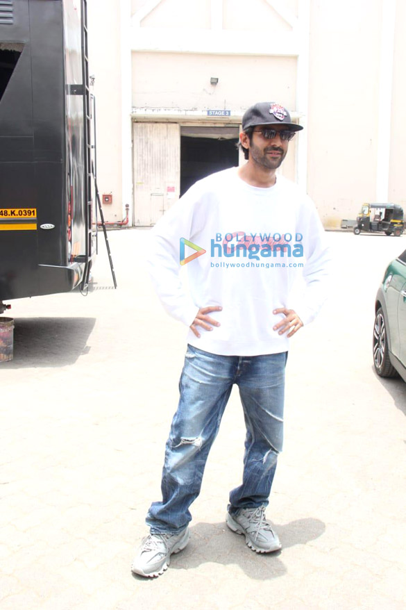 photos kartik aaryan spotted at mehboob studios 1