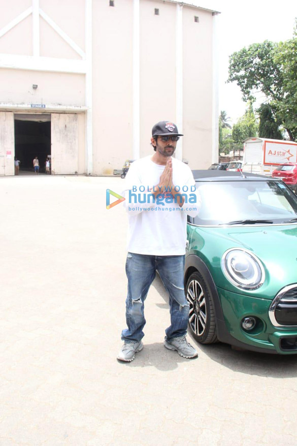 photos kartik aaryan spotted at mehboob studios 4