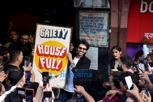 photos kartik aaryan spotted enjoying the movie bhool bhulaiyaa 2 at gaiety cinema 3